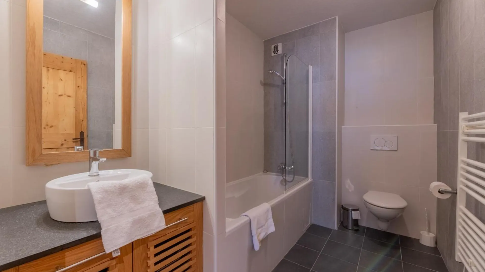 Apartment L'Ours Bleu B01 - Ski In Ski Out - Happy Rentals Vallorcine France